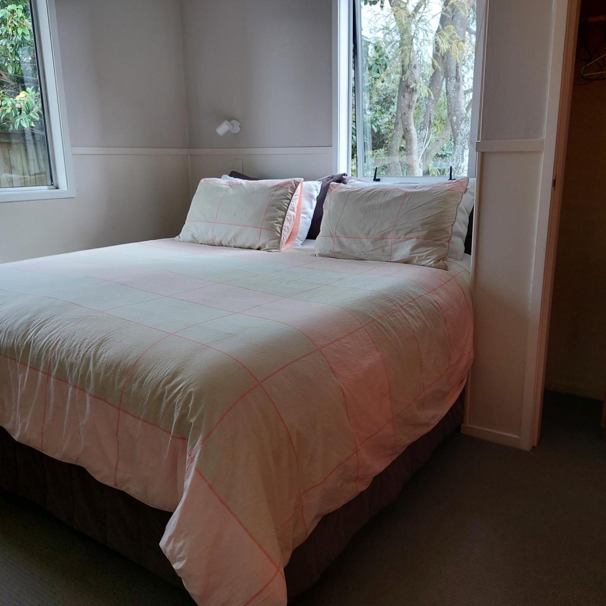 Bed And Breakfast Happy Home Taupo Accommodation Bagian luar foto